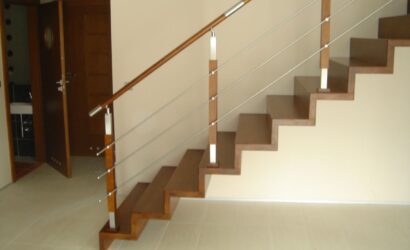Schody dywanowe ze metalowymi balustradami