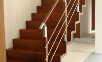Schody dywanowe ze metalowymi balustradami