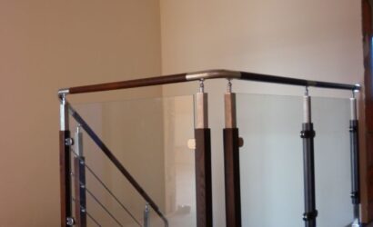 Schody dywanowe ze szklanymi balustradami