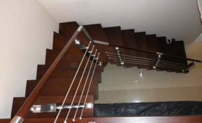 Schody dywanowe ze metalowymi balustradami