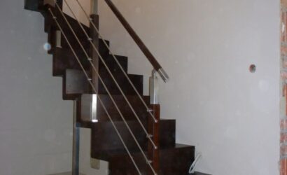 Schody dywanowe ze metalowymi balustradami