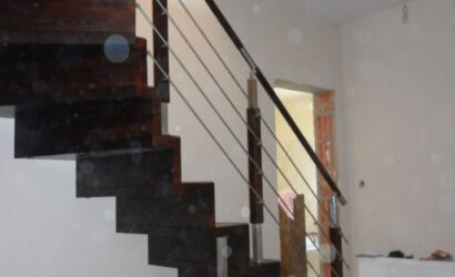 Schody dywanowe ze metalowymi balustradami