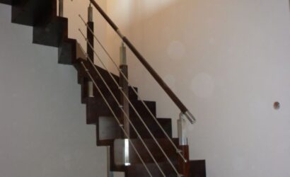 Schody dywanowe ze metalowymi balustradami