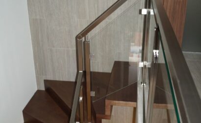 Schody dywanowe ze szklanymi balustradami