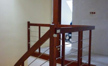 Schody dywanowe ze metalowymi balustradami