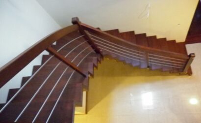 Schody dywanowe ze metalowymi balustradami