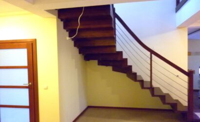 Schody dywanowe ze metalowymi balustradami