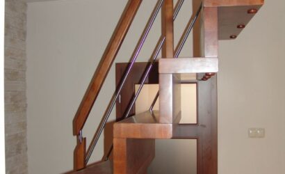 Schody dywanowe ze drewnianymi balustradami