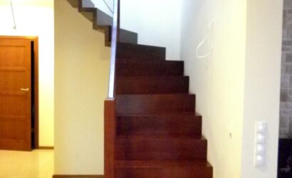 Schody dywanowe ze metalowymi balustradami