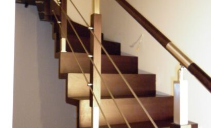 Schody dywanowe ze metalowymi balustradami