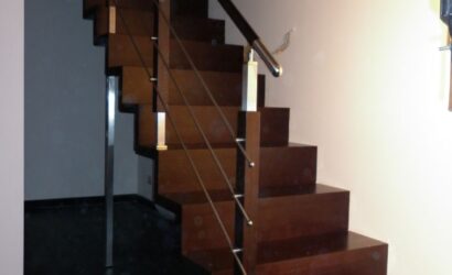 Schody dywanowe ze metalowymi balustradami