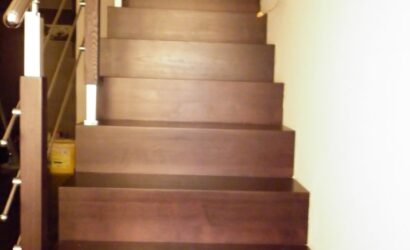 Schody dywanowe ze metalowymi balustradami