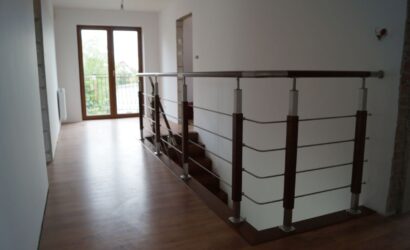 Schody dywanowe ze metalowymi balustradami