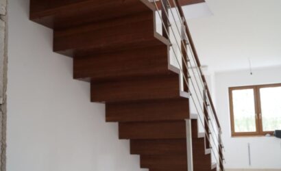 Schody dywanowe ze metalowymi balustradami