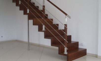 Schody dywanowe ze metalowymi balustradami