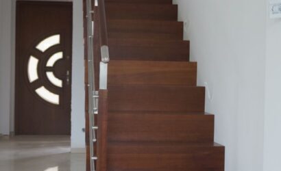 Schody dywanowe ze metalowymi balustradami