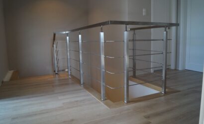 Schody dywanowe ze metalowymi balustradami