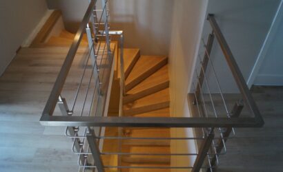 Schody dywanowe ze metalowymi balustradami