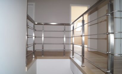 Schody dywanowe ze metalowymi balustradami