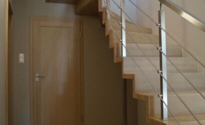 Schody dywanowe ze metalowymi balustradami