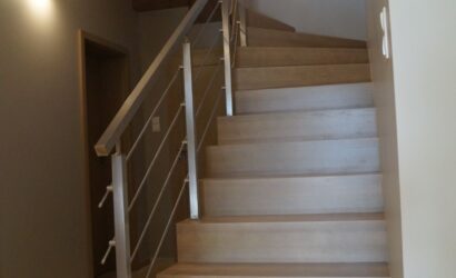 Schody dywanowe ze metalowymi balustradami