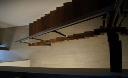 Schody dywanowe ze szklanymi balustradami