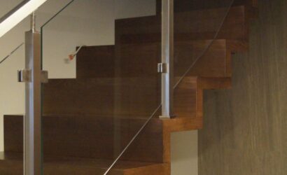 Schody dywanowe ze szklanymi balustradami