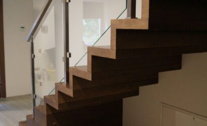 Schody dywanowe ze szklanymi balustradami