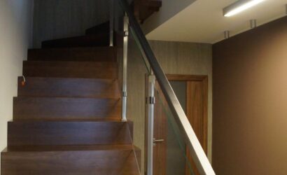 Schody dywanowe ze szklanymi balustradami