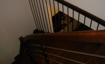 Schody dywanowe ze metalowymi balustradami