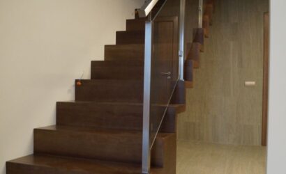 Schody dywanowe ze szklanymi balustradami