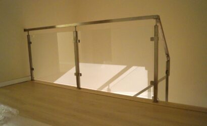 Schody dywanowe ze szklanymi balustradami