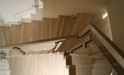 Schody dywanowe ze szklanymi balustradami