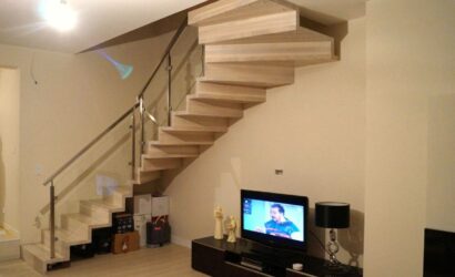 Schody dywanowe ze metalowymi balustradami