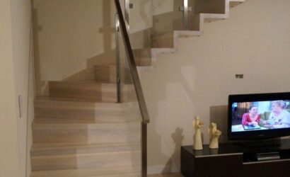 Schody dywanowe ze szklanymi balustradami