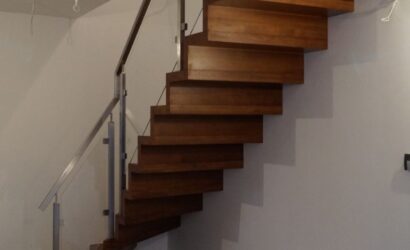 Schody dywanowe ze szklanymi balustradami