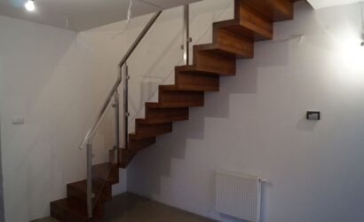 Schody dywanowe ze szklanymi balustradami