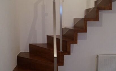 Schody dywanowe ze szklanymi balustradami