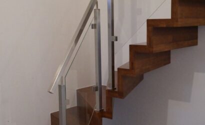 Schody dywanowe ze metalowymi balustradami