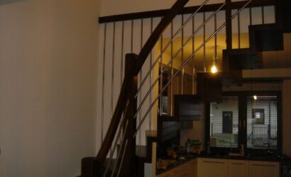 Schody dywanowe ze metalowymi balustradami