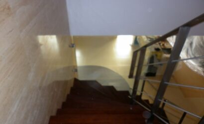 Schody dywanowe ze metalowymi balustradami