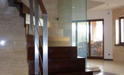 Schody dywanowe ze metalowymi balustradami