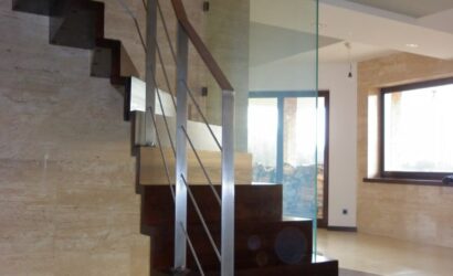 Schody dywanowe ze metalowymi balustradami