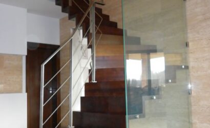 Schody dywanowe ze metalowymi balustradami