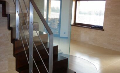 Schody dywanowe ze metalowymi balustradami