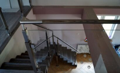 Schody dywanowe ze metalowymi balustradami