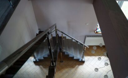 Schody dywanowe ze metalowymi balustradami