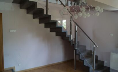 Schody dywanowe ze szklanymi balustradami