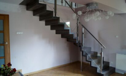 Schody dywanowe ze szklanymi balustradami