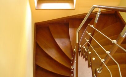 Schody policzkowe z metalowymi balustradami